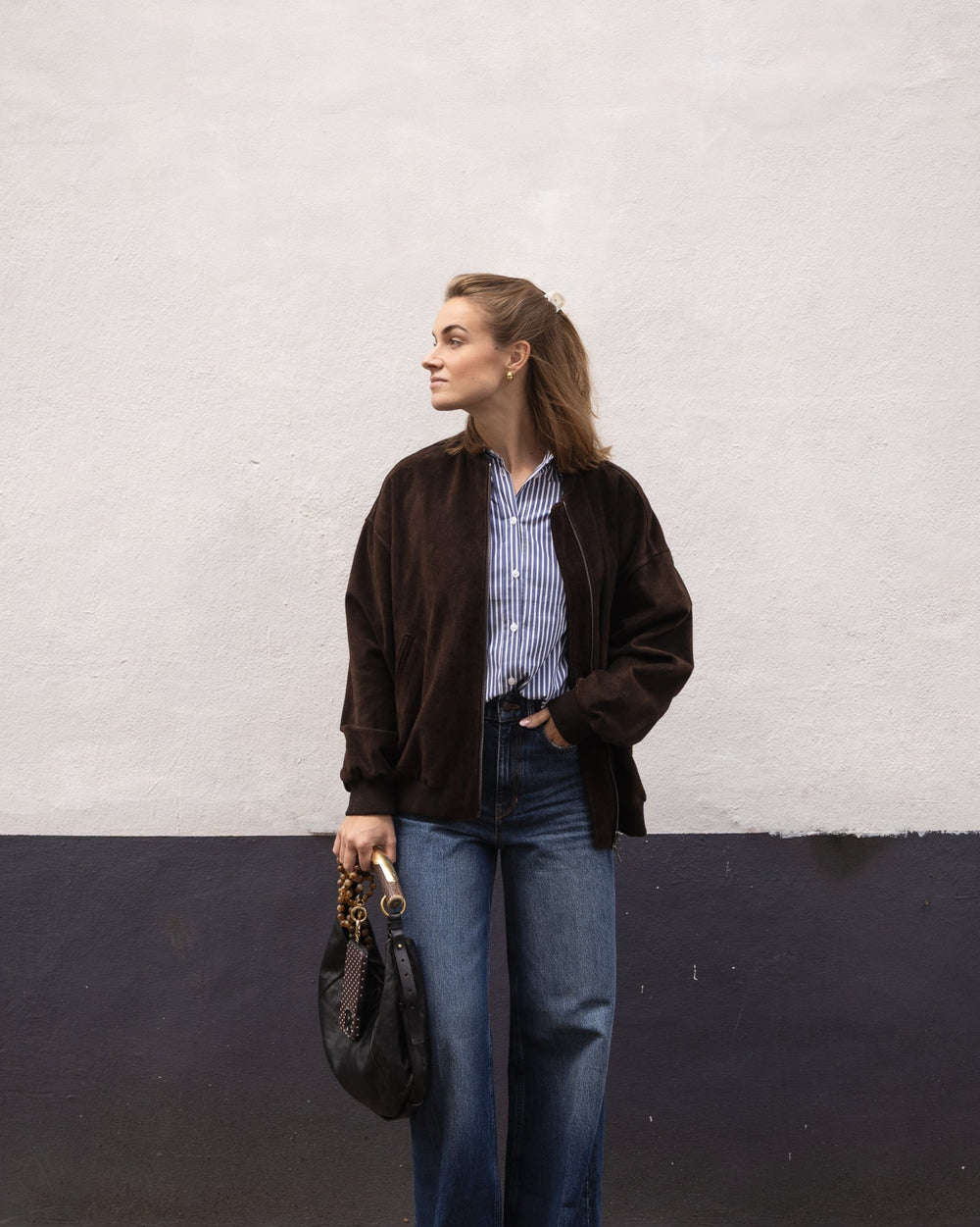 Bluse Blancah in Marine gestreift in ganzer Figur, zu weiter Jeans und dunkler Jacke