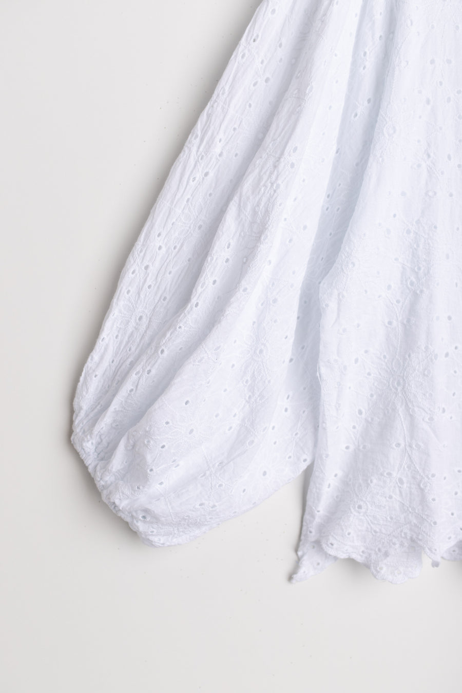 weiße Bluse mit Lochstickerei