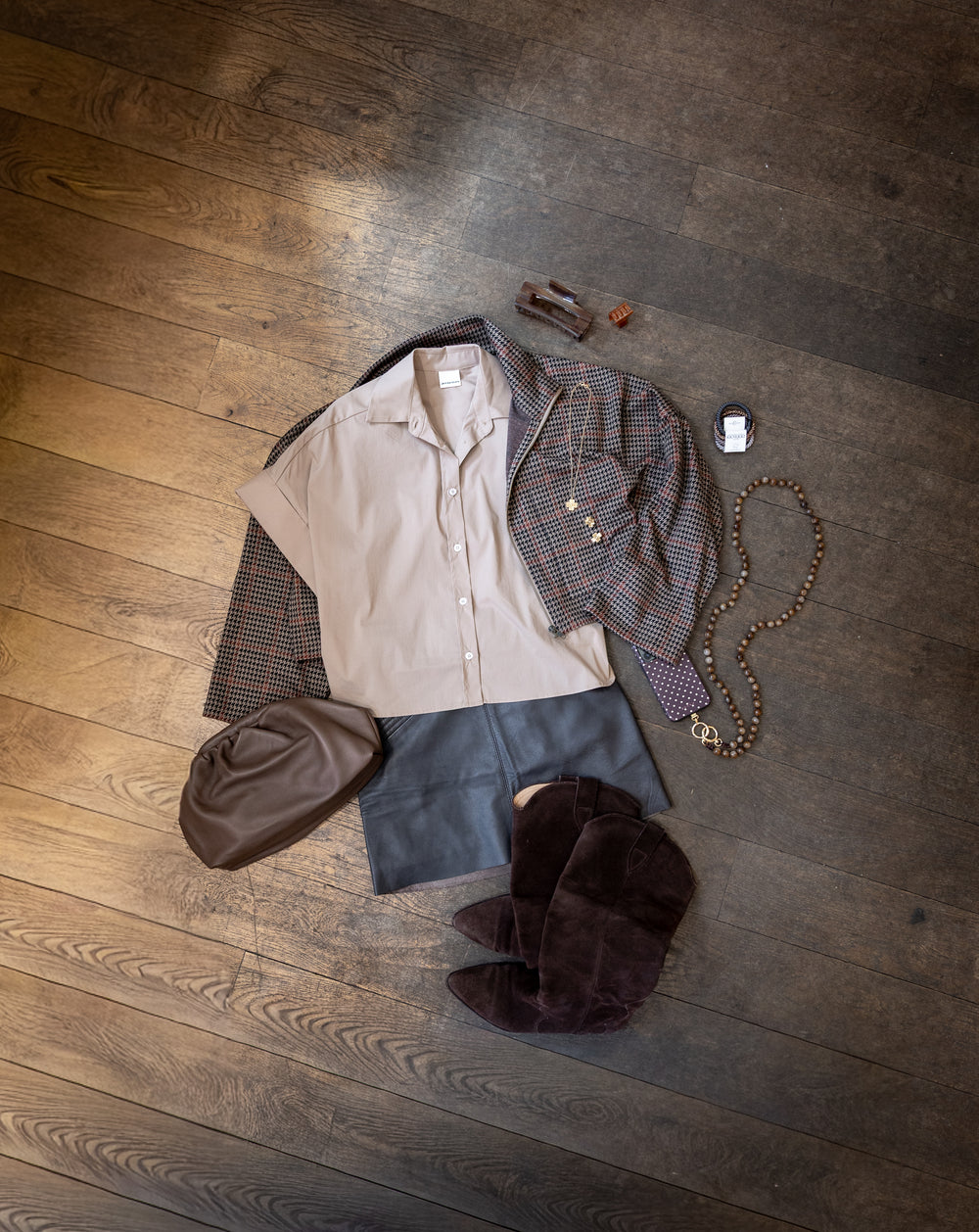 Outfit gelegt auf dem Boden, Bluse Blancah in beige 