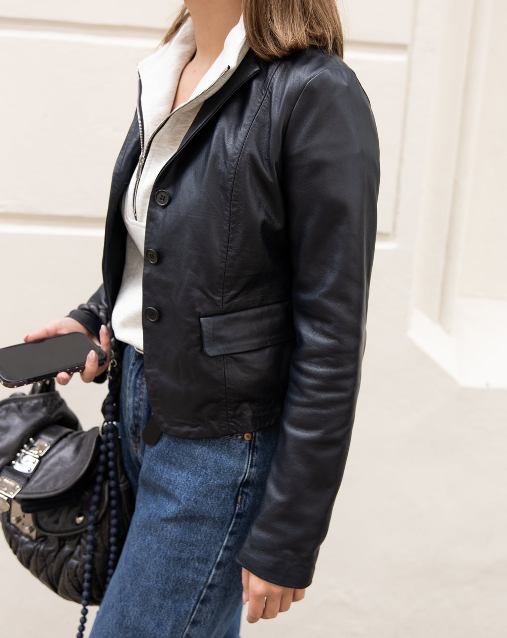 Lederjacke Linneah in Navy seitlich, taillierter Schnitt sichtbar