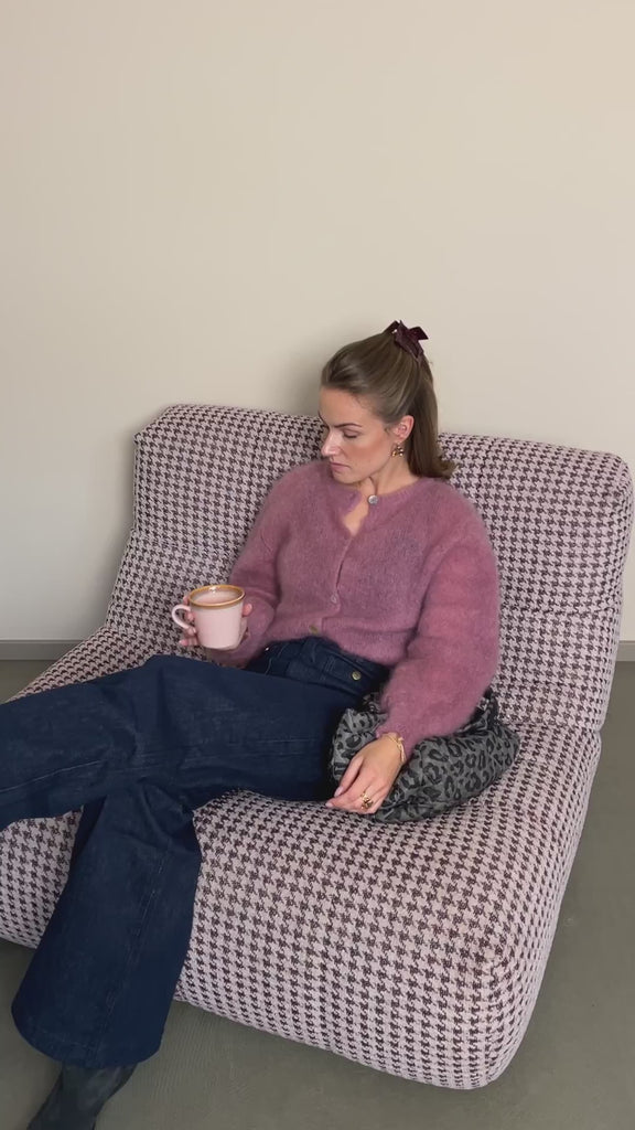 Strickjacke Charlotteh in Pepper im Video: im Sitzen auf dem Sofa, Tasse in der Hand