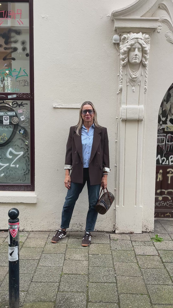 Bluse Blancah in Celeste in Bewegung, zur Jeans, Blazer über dem Arm