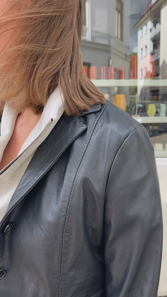 Lederjacke Linneah in Navy in Nahaufnahme, offen getragen zu weißem Troyer und Jeans
