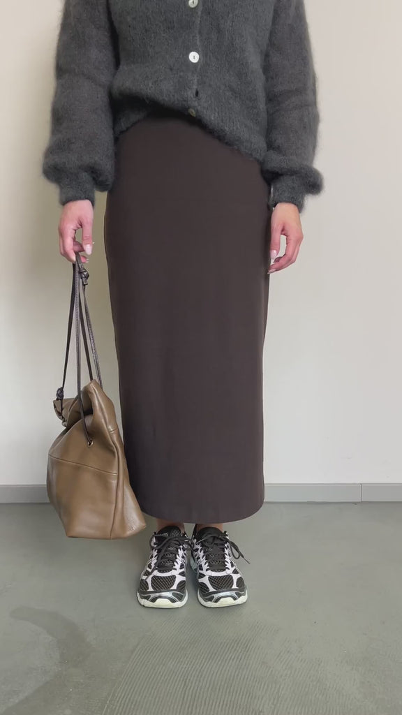 Strickjacke Charlotteh in Anthrazit im Video: Maxirock mit Schlitz und Sneaker im Detail