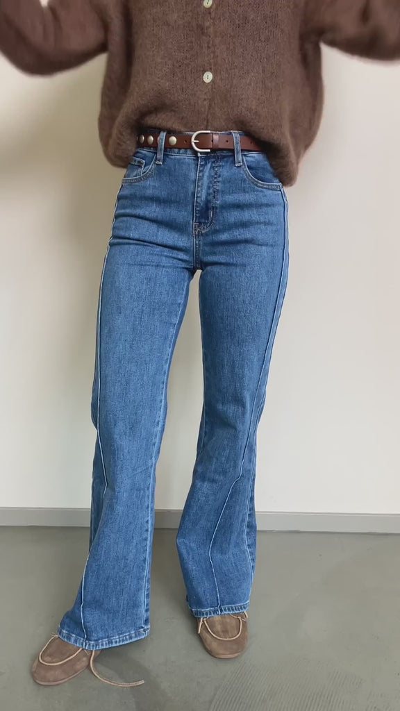 Strickjacke Charlotteh in Nougat im Video: zur Jeans mit Ledergürtel