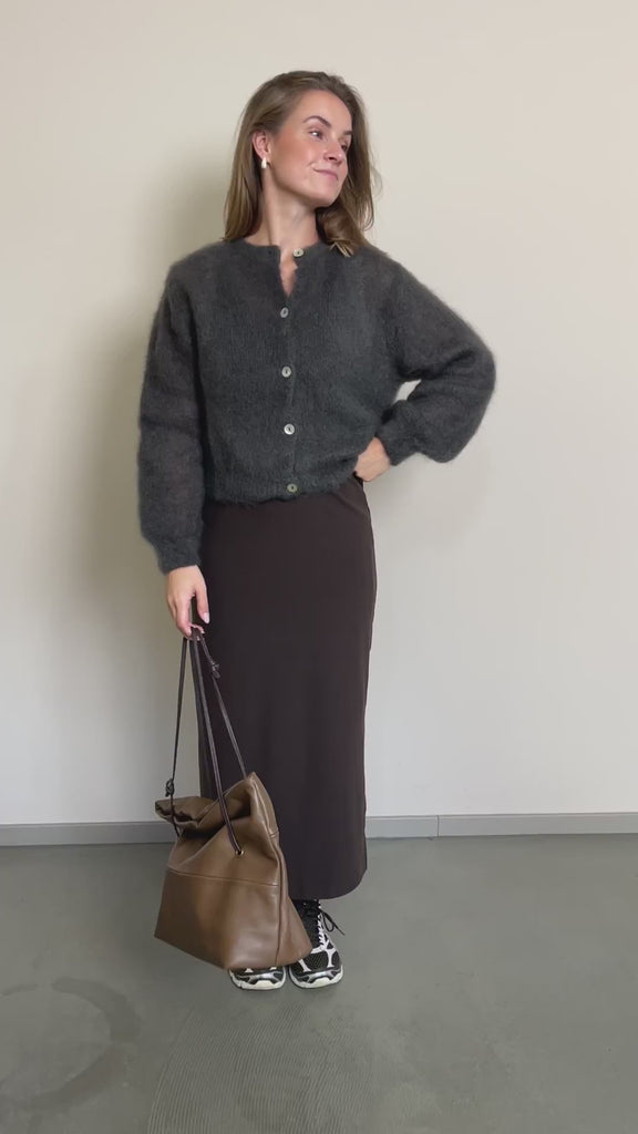 Strickjacke Charlotteh in Anthrazit im Video: in halber Figur, Tasche in der Hand