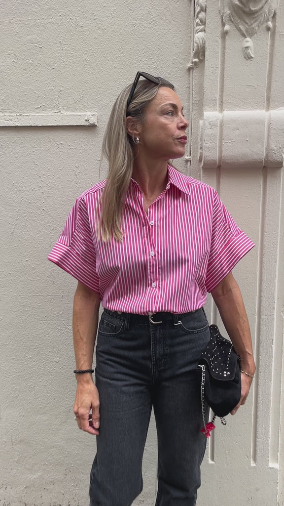 Bluse Blancah in Rot gestreift in Bewegung, unter der Lederjacke zur schwarzen Jeans