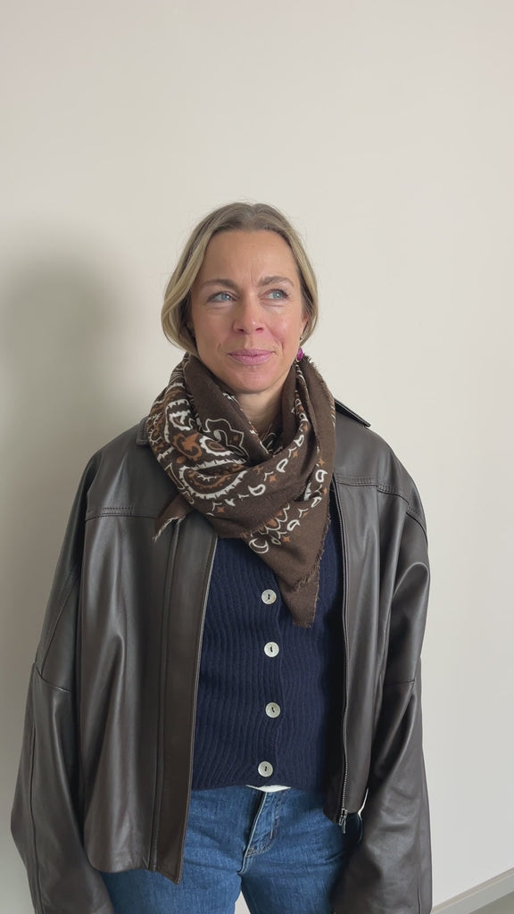 Lederjacke Leandrah in Sand im Video: offen über der Weste Wilmah, mit Paisley-Tuch