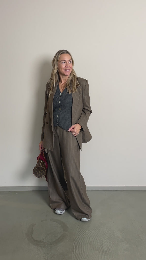 Weste Wilmah in Anthrazit im Video: offen unter dem Blazer Karlah getragen