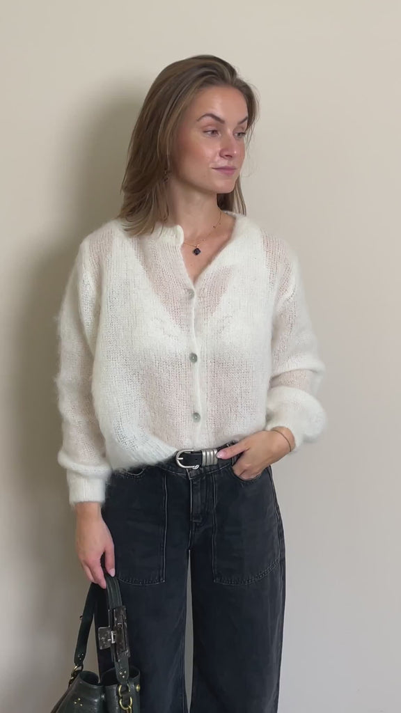 Strickjacke Charlotteh in Panna im Video: nah, Rundhals und Knopfleiste