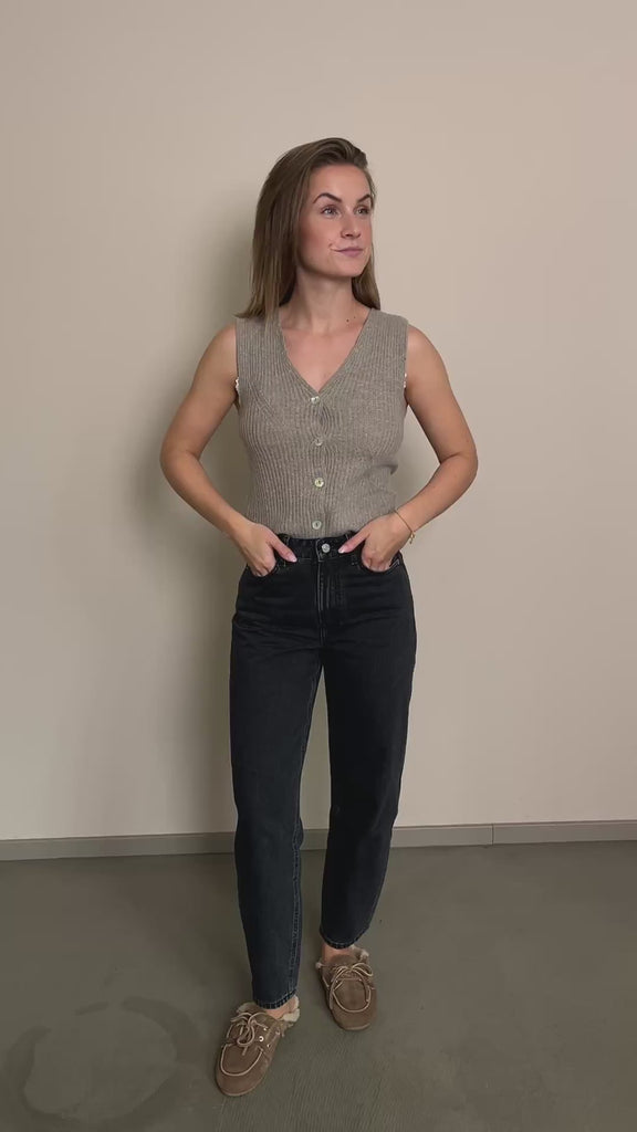 Weste Wilmah in Taupe im Video: in halber Figur zur schwarzen Jeans
