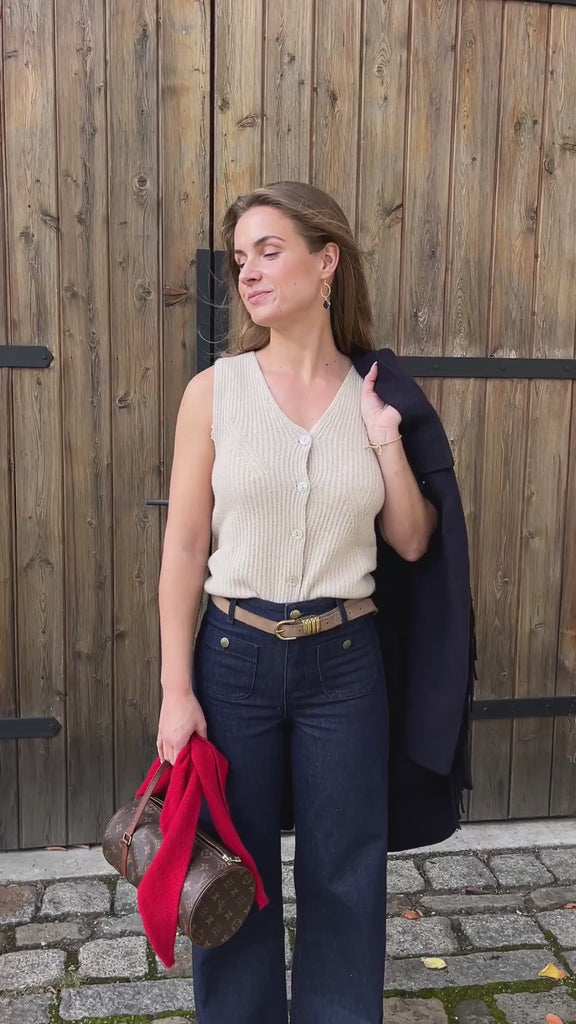 Weste Wilmah in Beige im Video: Strick und Knopfleiste in Bewegung