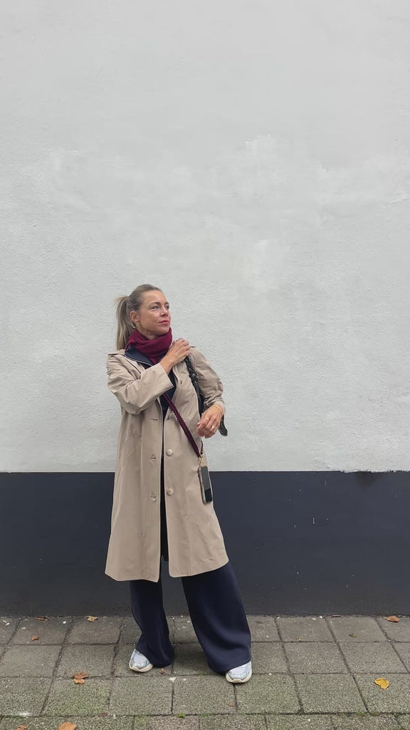 Mantel Margauxh in Beige in Bewegung, offen getragen mit weinrotem Schal, Hochformat