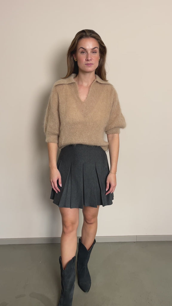 Rock Plissee grau im Video: zum Pullover Philippah in Camel