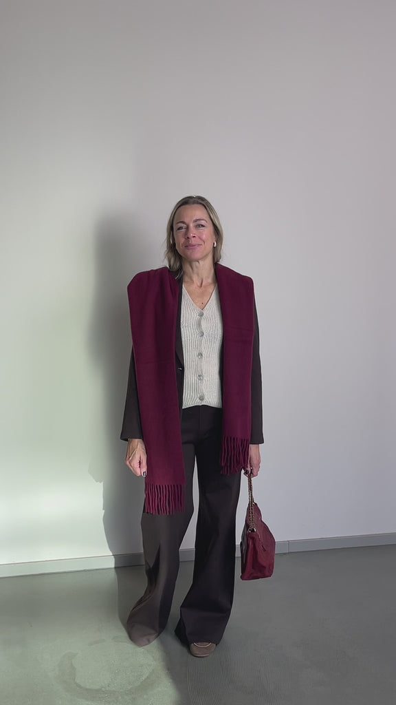 Blazer Beah in Chocolate im Video: zur weiten Hose Hannah und cremefarbenem Top