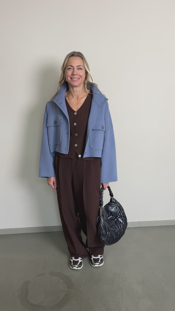 Weste Wilmah in Chocolate im Video: zur Jeans