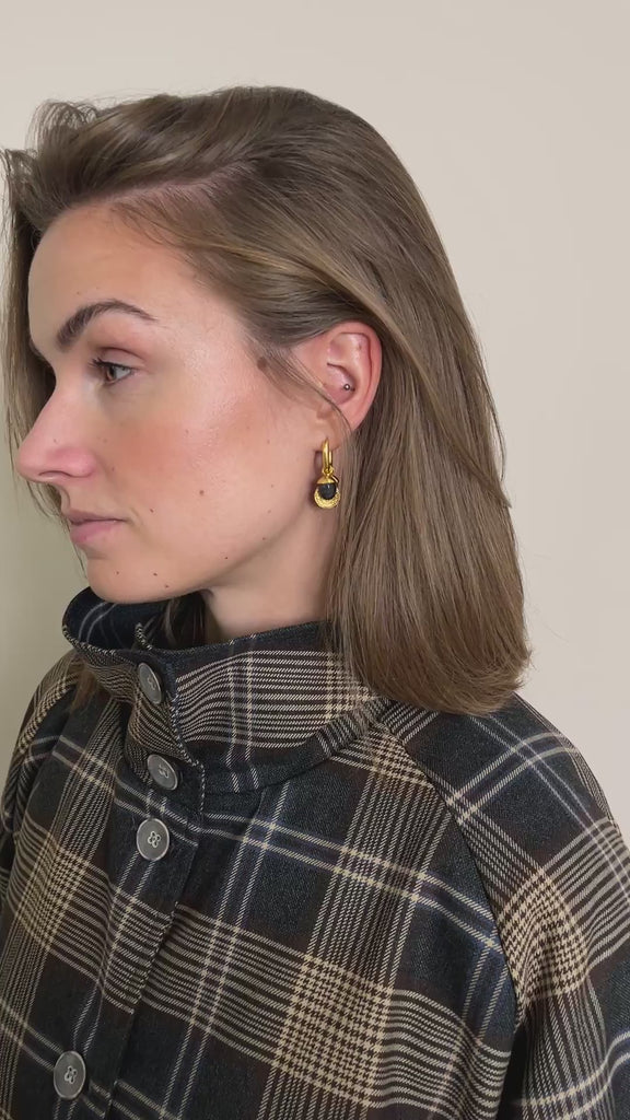 Weste Wilmah in Taupe im Video: Ohrring und Kragen im Detail