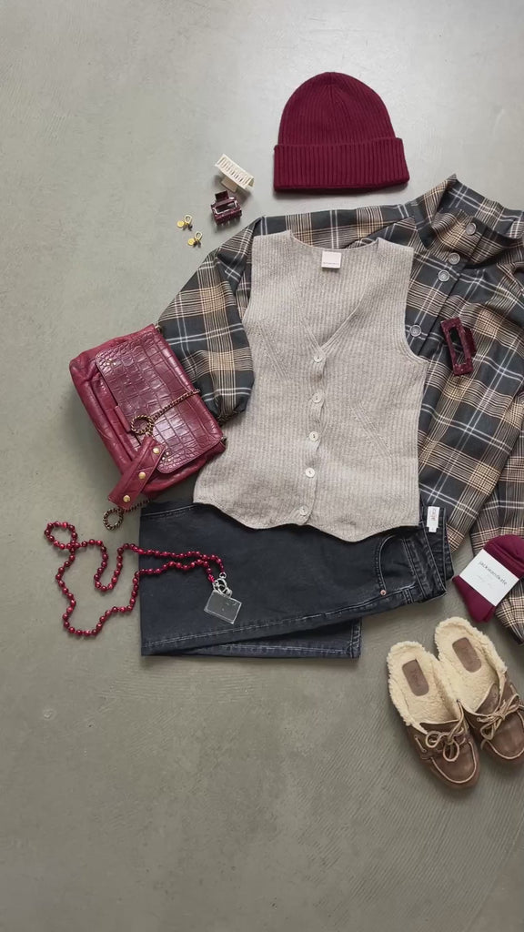 Weste Wilmah in Taupe im Video: flach gelegt mit karierter Jacke, Mütze, Tasche und Schuhen