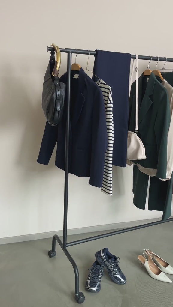 Hose Hannah in Navy im Video: an der Stange neben Blazer, Ringelshirt und Hose in Sage