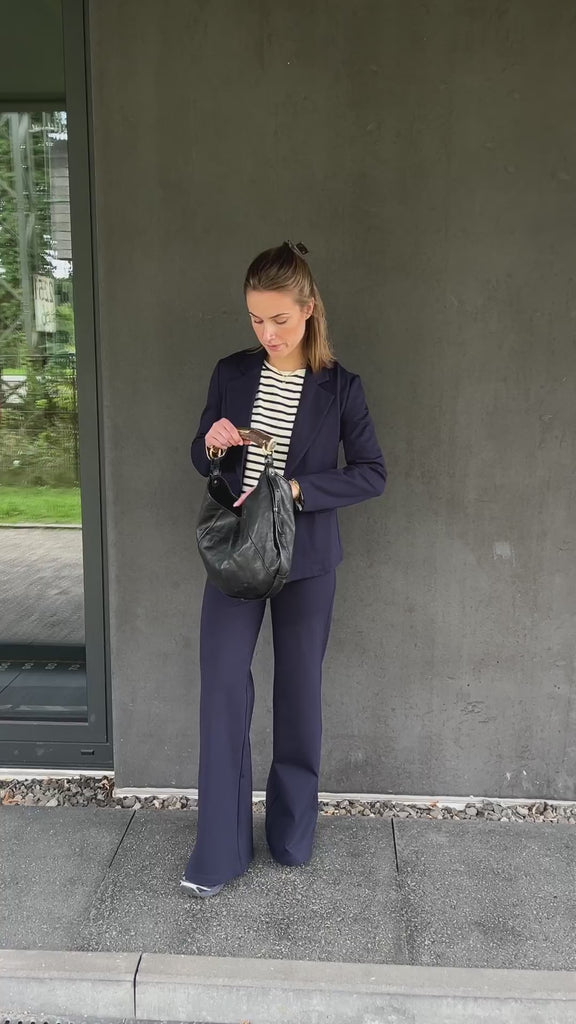 Hose Hannah in Navy im Video: zum Blazer Beah und Ringelshirt in Bewegung