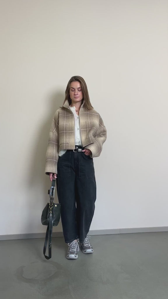 Drykorn Hose Derive in Schwarz im Video: in ganzer Figur zur karierten kurzen Jacke