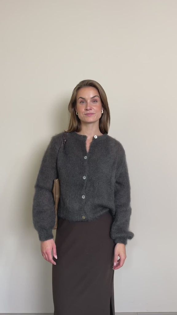 Strickjacke Charlotteh in Anthrazit im Video: zum braunen Maxirock, Ledertasche über der Schulter