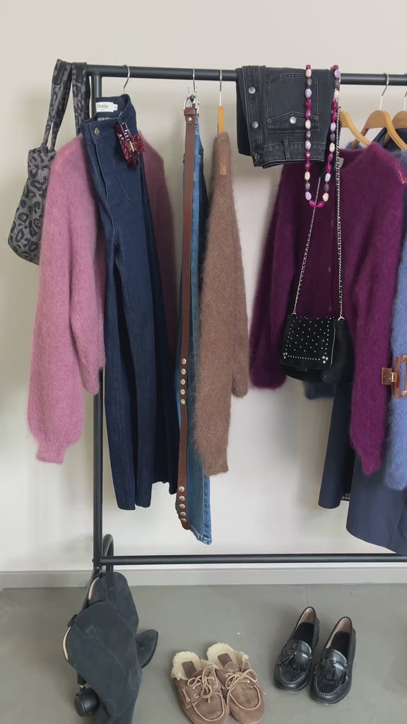 Strickjacke Charlotteh in Anthrazit im Video: an der Stange neben den anderen Farben