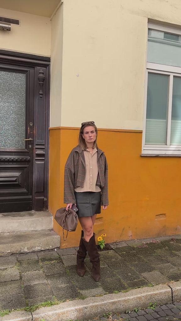 Bluse Blancah in Beige in Nahaufnahme, getragen mit kariertem Blazer und Goldkette