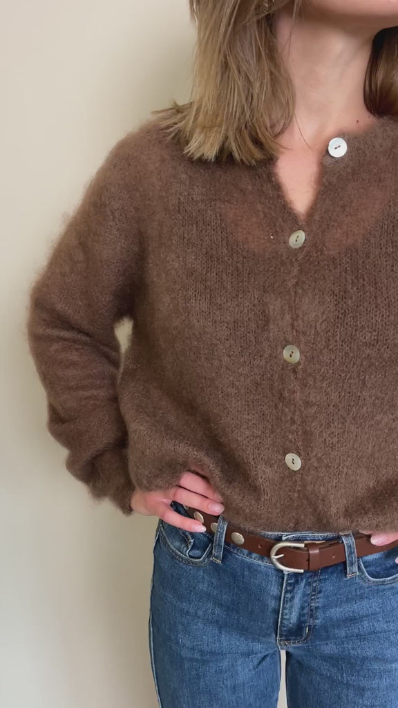 Strickjacke Charlotteh in Nougat im Video: nah, Knopfleiste und Rundhals