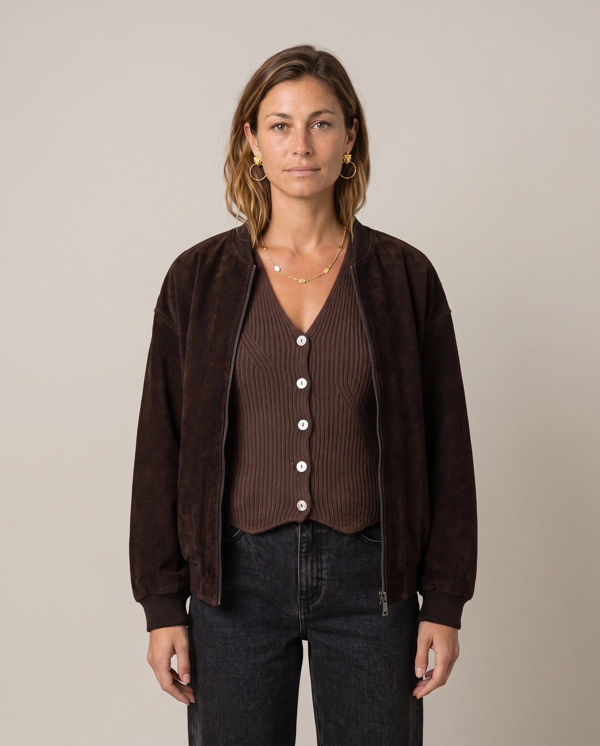 jackieandkate Weste Wilmah chocolate – Look mit Lederjacke Lilouh und Ashiana Schmuck, KI-generiert