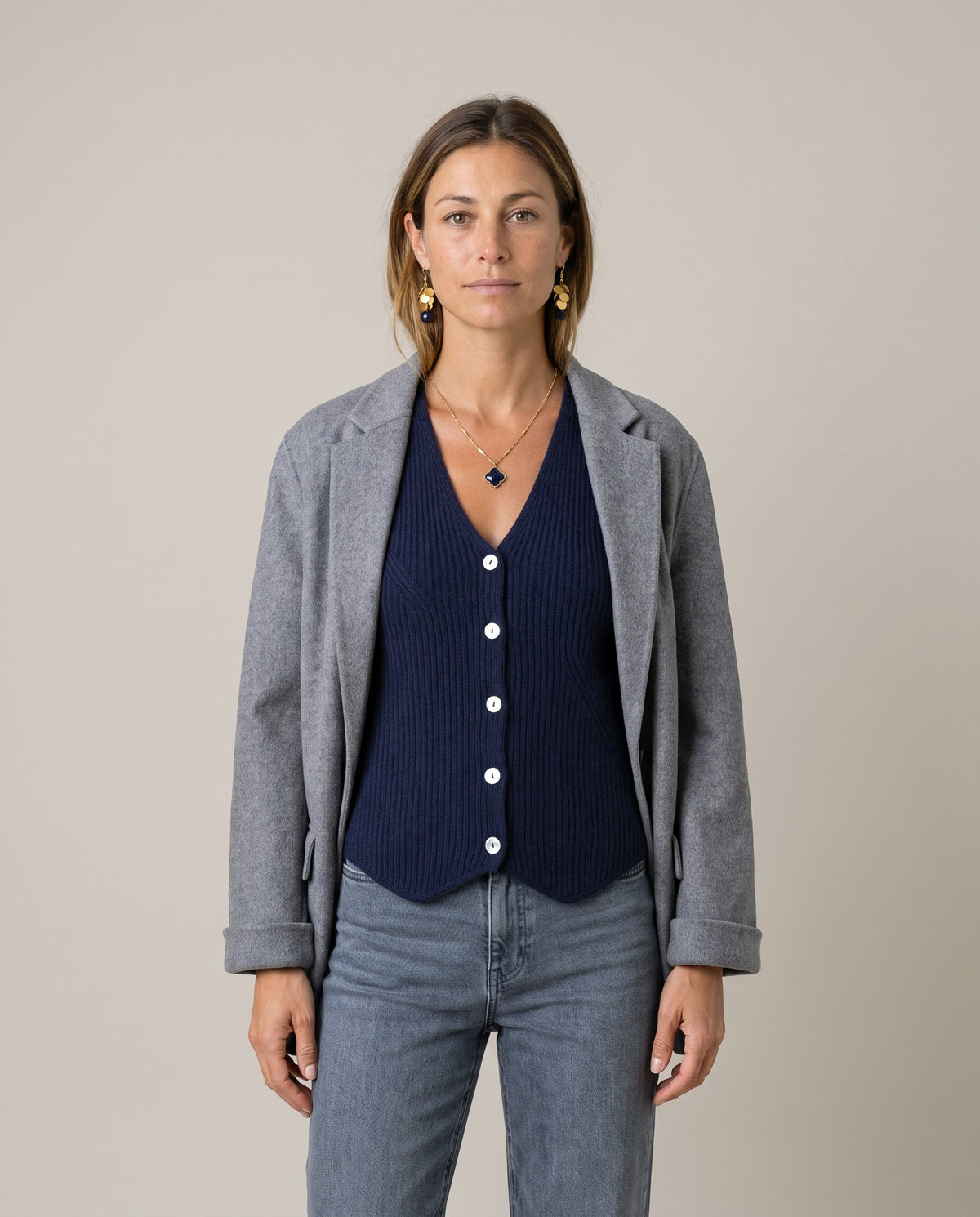 jackieandkate Weste Wilmah navy – Look mit Drykorn Blazer Shenton und Ashiana Schmuck, KI-generiert